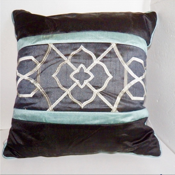 Home Expressions set of decorative pillows and shams. - Picture 3 of 6